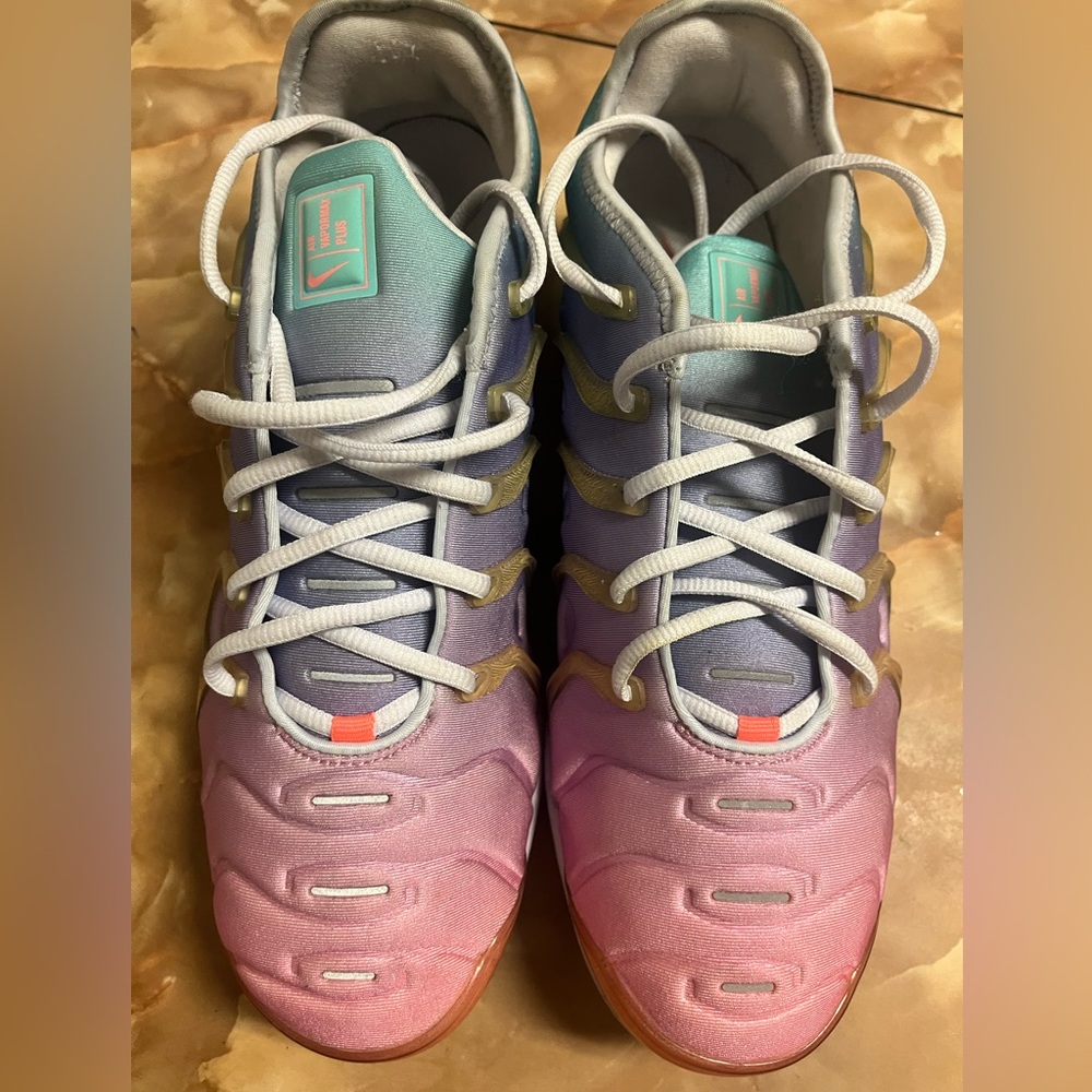 NIKE AIR VAPORMAX PLUS CW5593-700